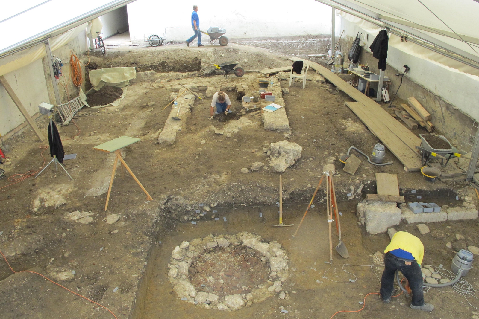 Übersicht über die archäologische Ausgrabung im Innenhof der Gurzelngasse 14 in Solothurn.