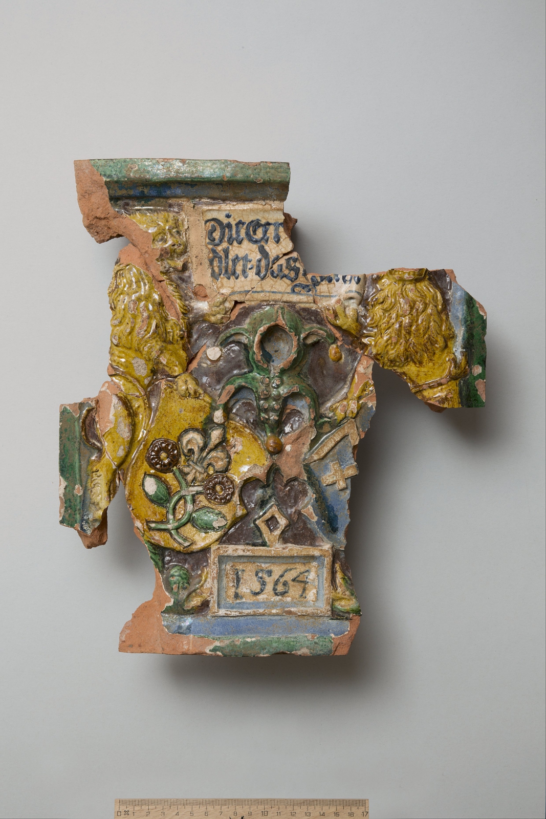 Farbig glasierte Ofenkachel, datiert 1564, gefunden an der Gurzelngasse 14 in Solothurn.