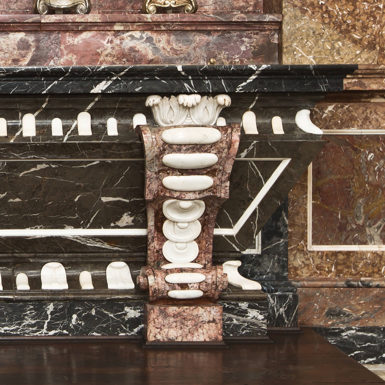 Die Detailansicht des Auffahrtsaltars in der St.-Ursen-Kathedrale in Solothurn.