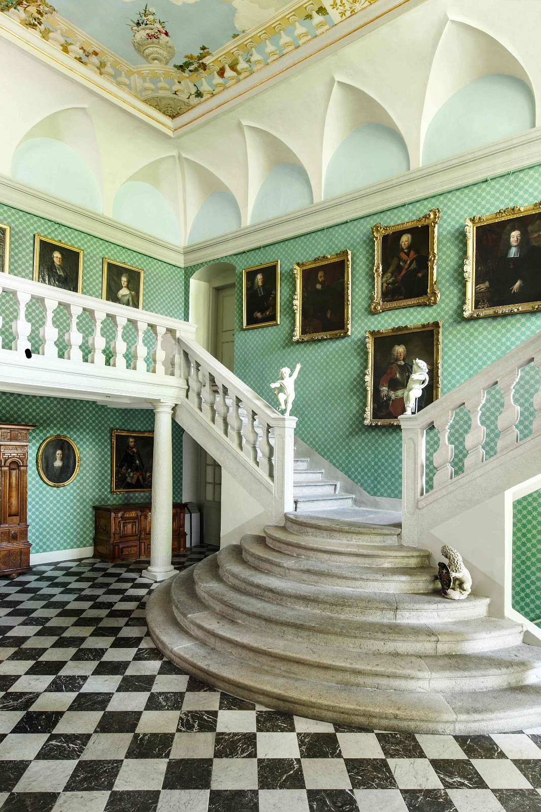 Blick in die restaurierte Treppenhalle des Stadthauses von Roll in Solothurn.