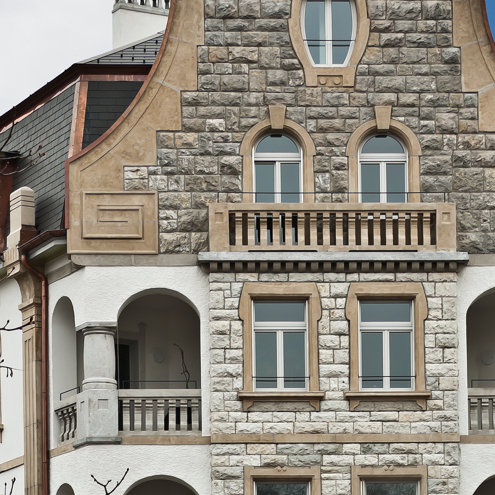 Fassadendetail des 1906/07 erbauten Eckhauses Schänzlisstrasse 2 / Hauptbahnhofstrasse in Solothurn.