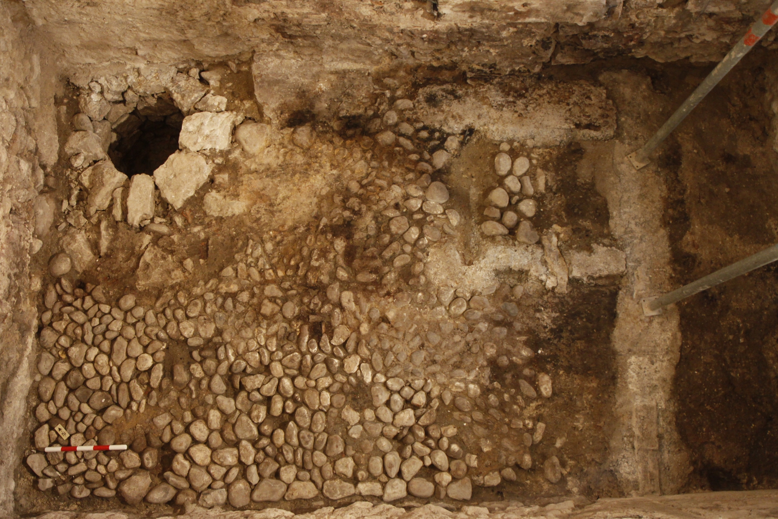 Der neu entdeckte Keller im Haus Krieg mit gepflastertem Boden und einem Sodbrunnen