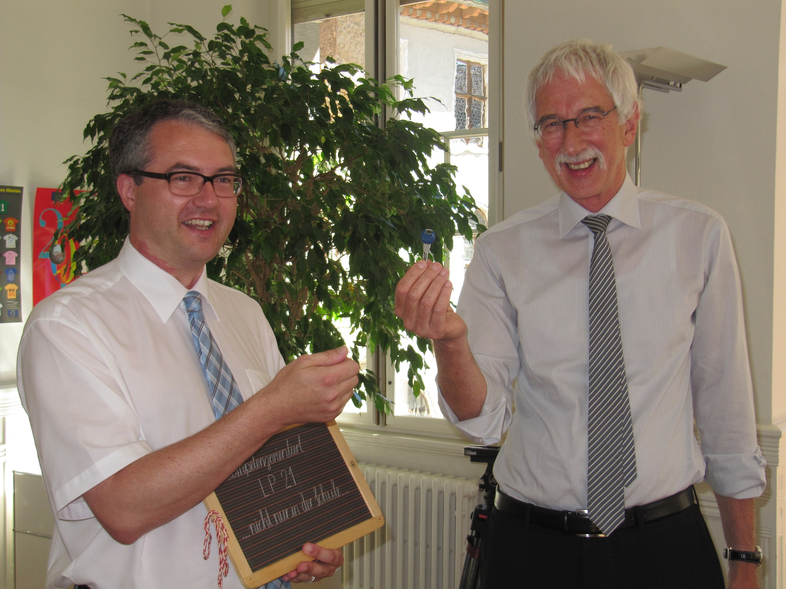 Eine Schiefertafel für den neuen Bildungsdirektor Dr. Remo Ankli (links)