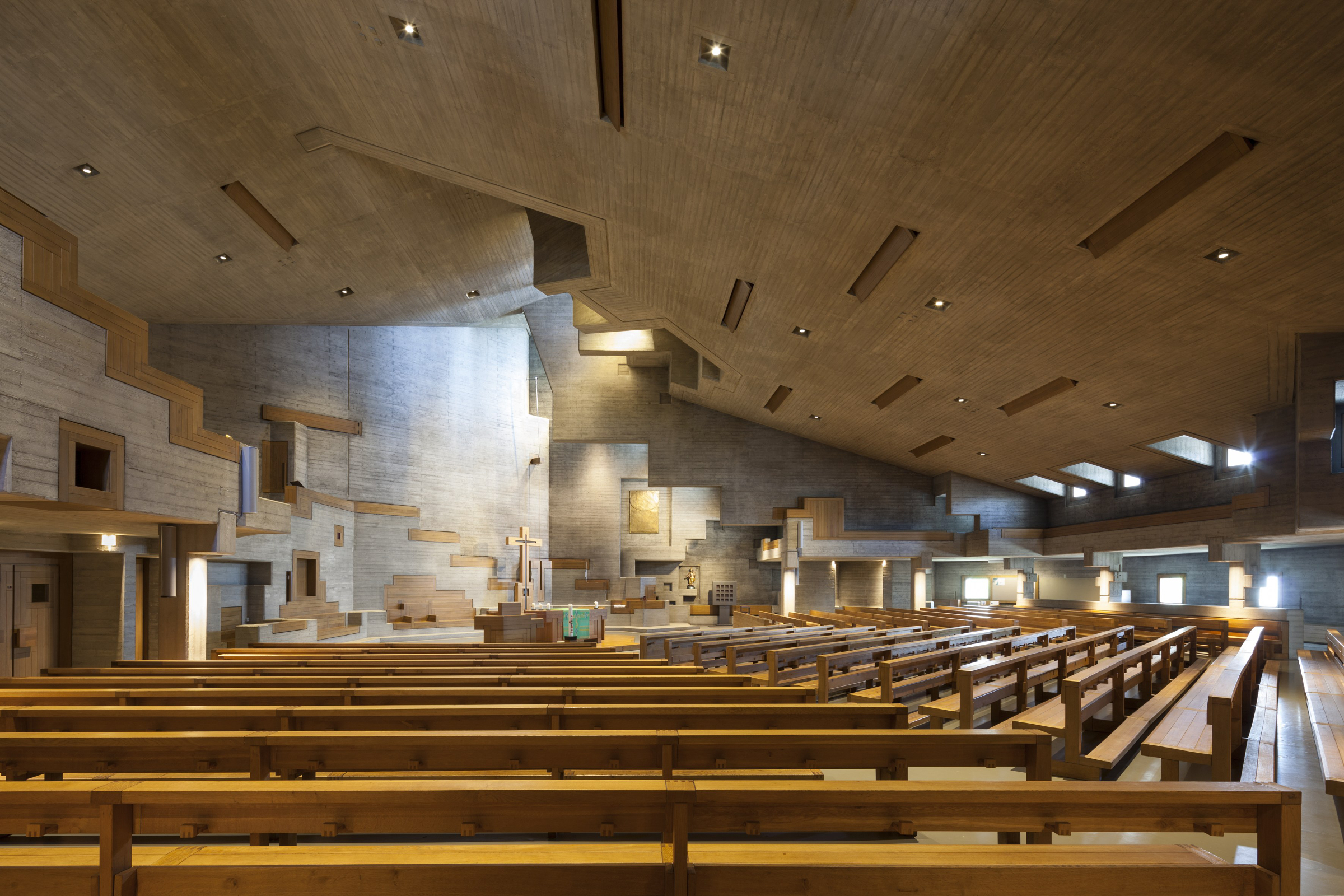 Die architektonischen und skulpturalen Qualitäten der Klemenzkirche in Bettlach kommen nach der Reinigung und in neuem Licht wieder bestens zur Geltung.
Foto: Börje Müller, Basel.