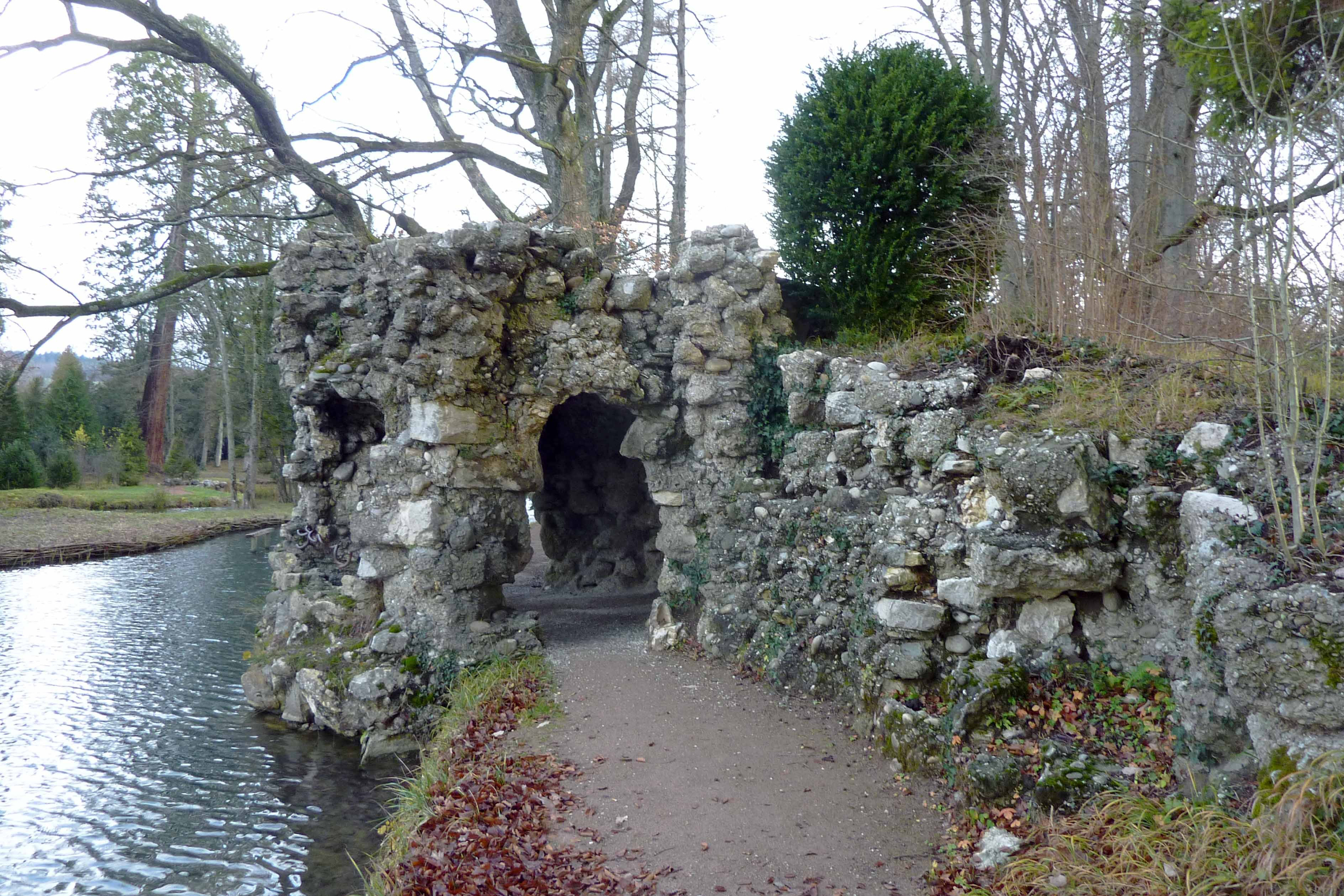 Die künstliche Felsgrotte im Bally-Park in Schönenwerd/Gretzenbach ist nicht nur ein typisches Element des Landschaftsparks, sie überrascht auch durch eine ausgeklügelte Konstruktionsweise.
Foto: Josef Ineichen, Rupperswil.