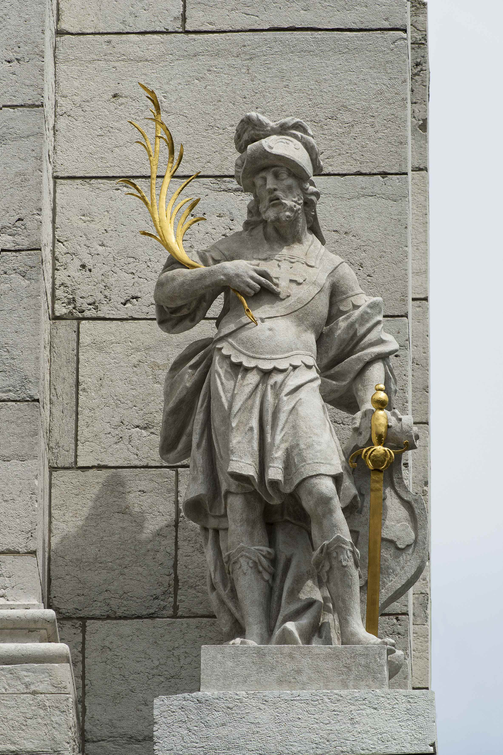 Als eine von elf monumentalen Figuren grüsst der heilige Viktor von der Fassadenbalustrade der St.-Ursen-Kathedrale. Dank der erneuerten hellgrauen Fassung integrieren sich die Skulpturen in die Kalksteinarchitektur.
Foto: Jürg Stauffer, Langenthal.