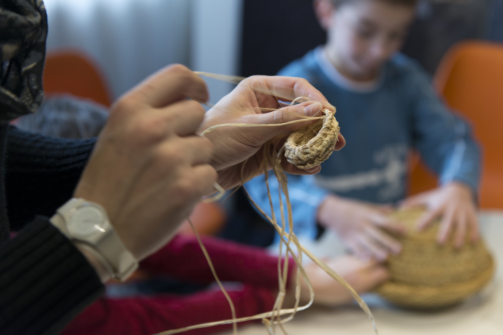 Ein Bastkörbchen à la Steinzeit entsteht