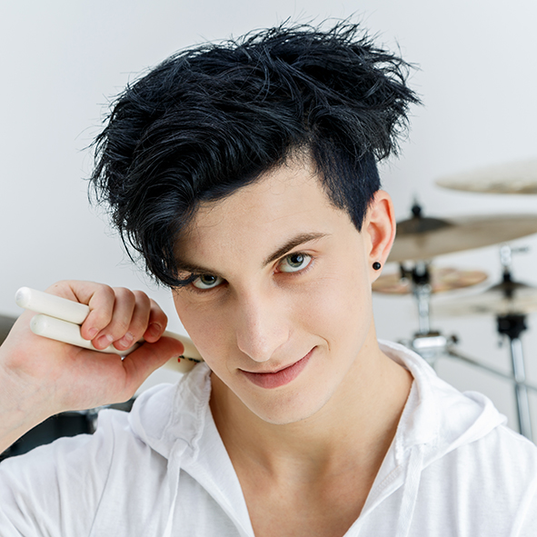 Alain Ackermann Alain Ackermann (*1994), Musiker, Mümliswil
